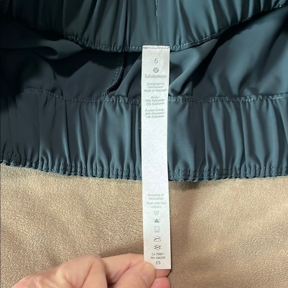 Lululemon On The Fly Skirt 21” - size 6 - Picture 4 of 5